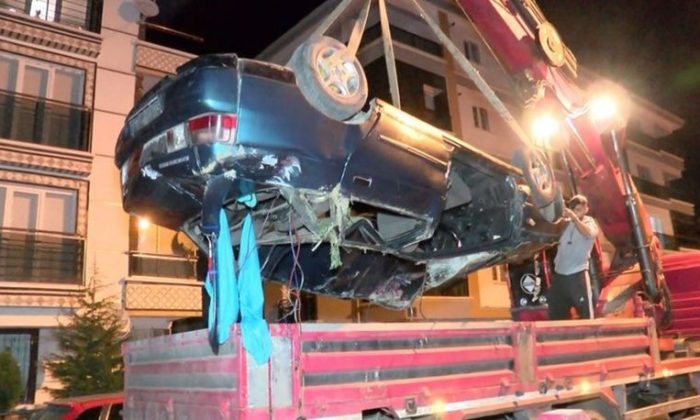 KARAKAYA’DA OTOMOBİL İSTİNAT DUVARINDAN DÜŞTÜ, 2 YARALI