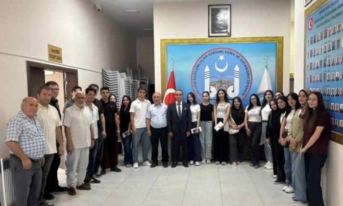 Bağlumlular Derneği’nden Üniversiteyi Kazanan Gençlere Anlamlı Destek